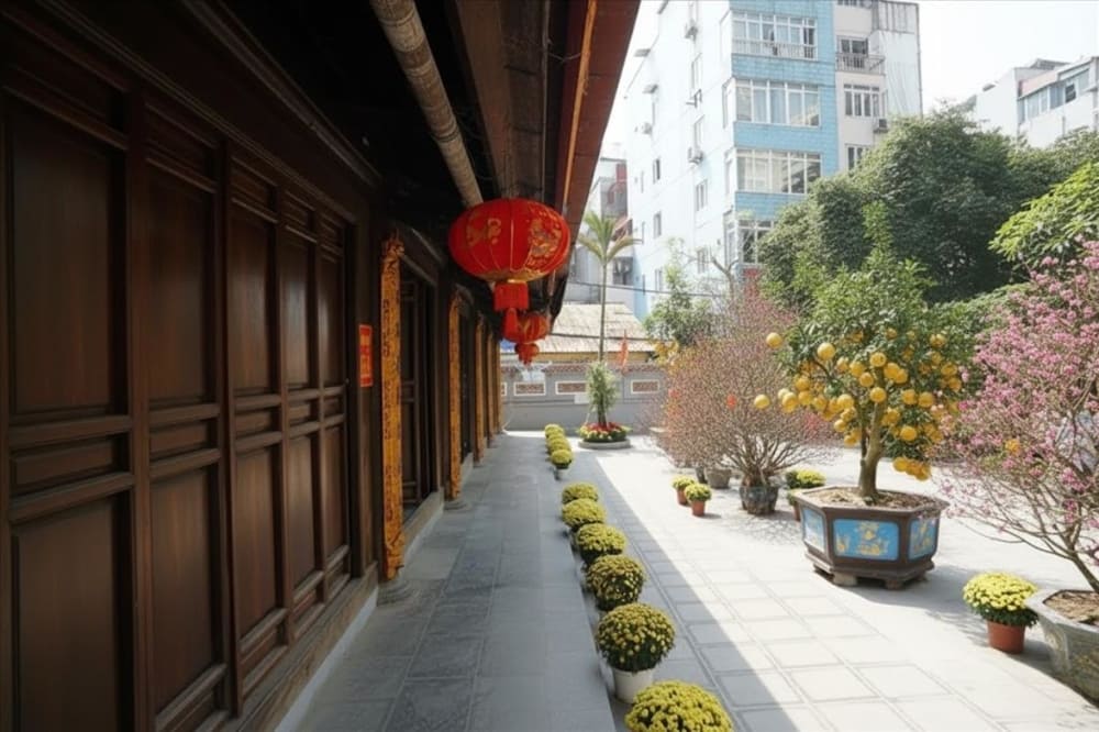 Nên đến chùa Hà vào những ngày trong tuần để tránh đông đúc.